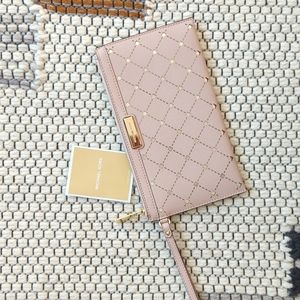 Pristine Michael by Michael Kors wristlet